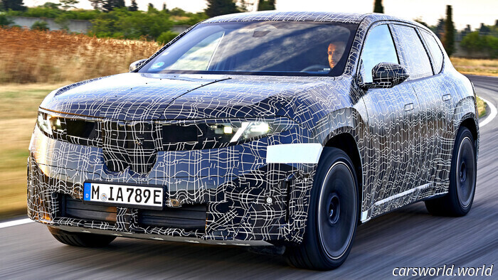 Lo schianto di un prototipo BMW Neue Klasse lascia l'autobus accartocciato e diversi feriti | Carscoops